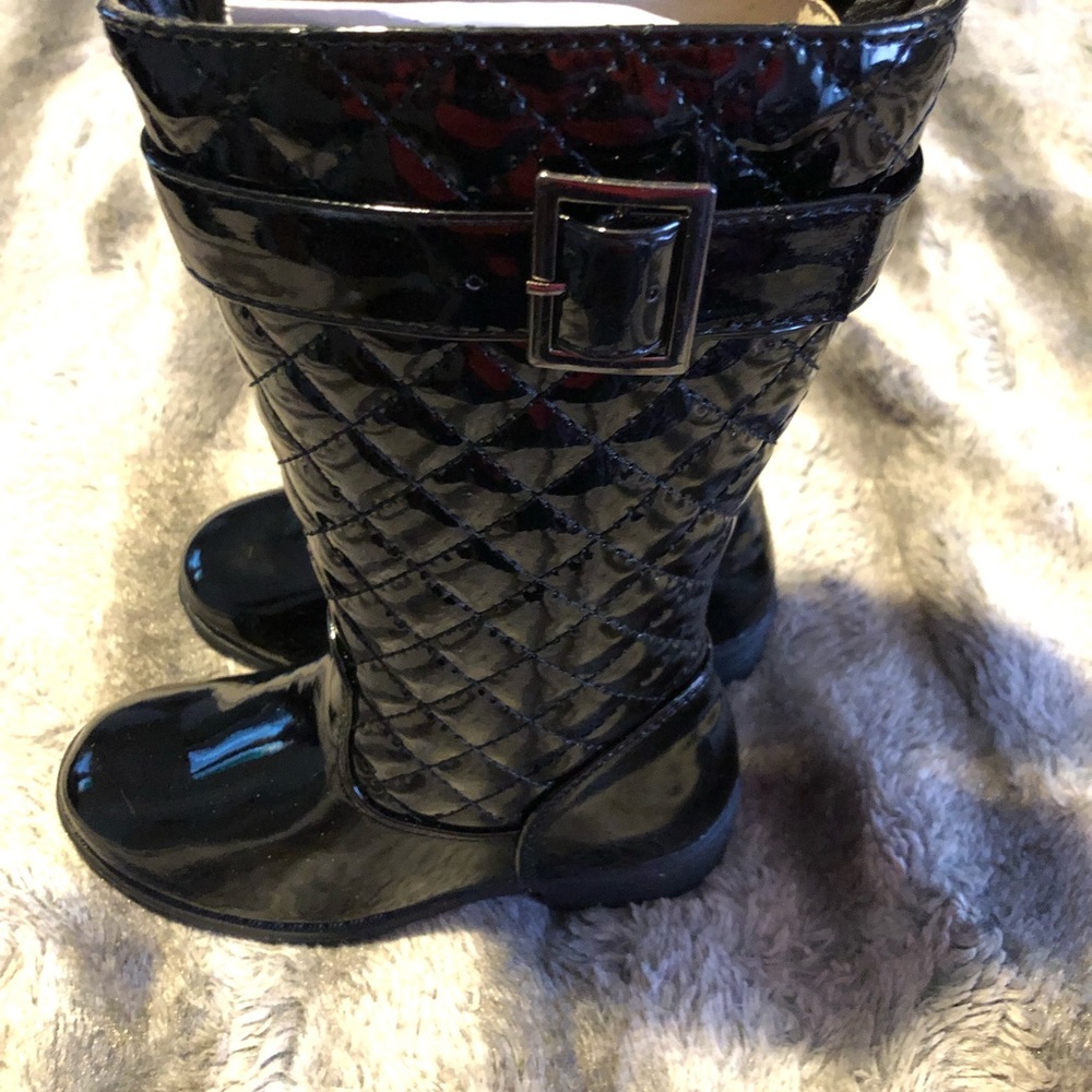 Kids boots size 11